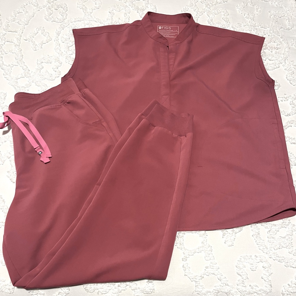 FIGS set: M- Rafaela top L- Zamora jogger.